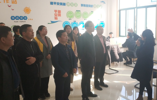 1542946986337574.jpg 我院学生和沈建良主任和潘川第书记在活动现场_副本.jpg