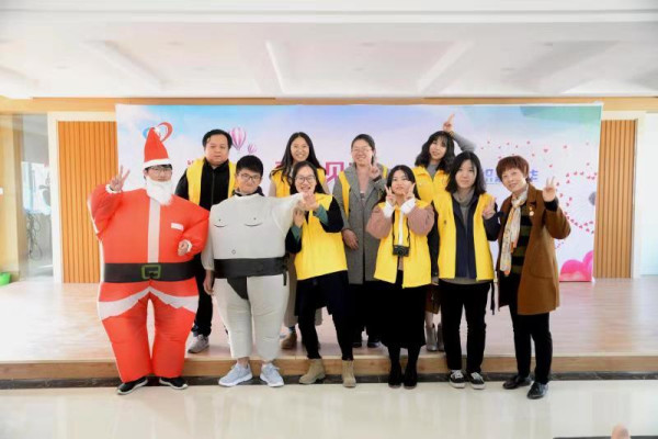 1542947002779685.jpg 我院师生和阳光所社工集体合照_副本.jpg